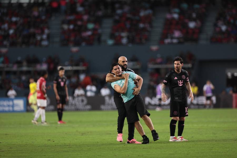 Instantes en el que Yassine Cheuko, el guardaespaldas privado de Lionel Messi, evita que uno de los aficionados logre tomarse una foto con el argentino.