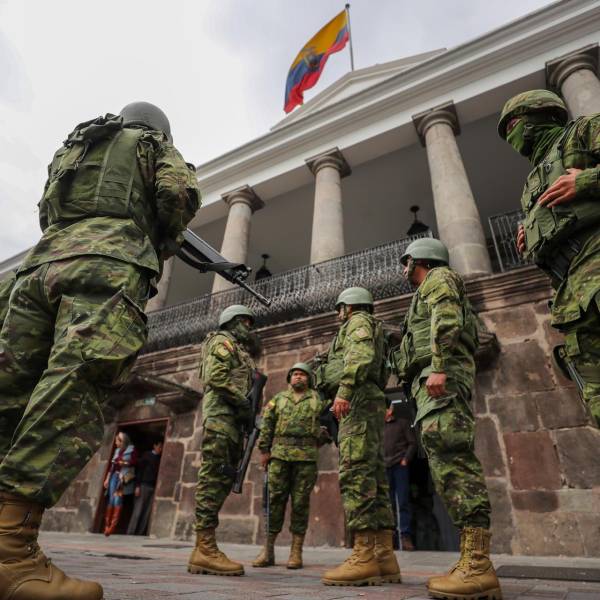 Fuerte Resguardo Del Palacio De Gobierno Simboliza Un Ecuador Militarizado