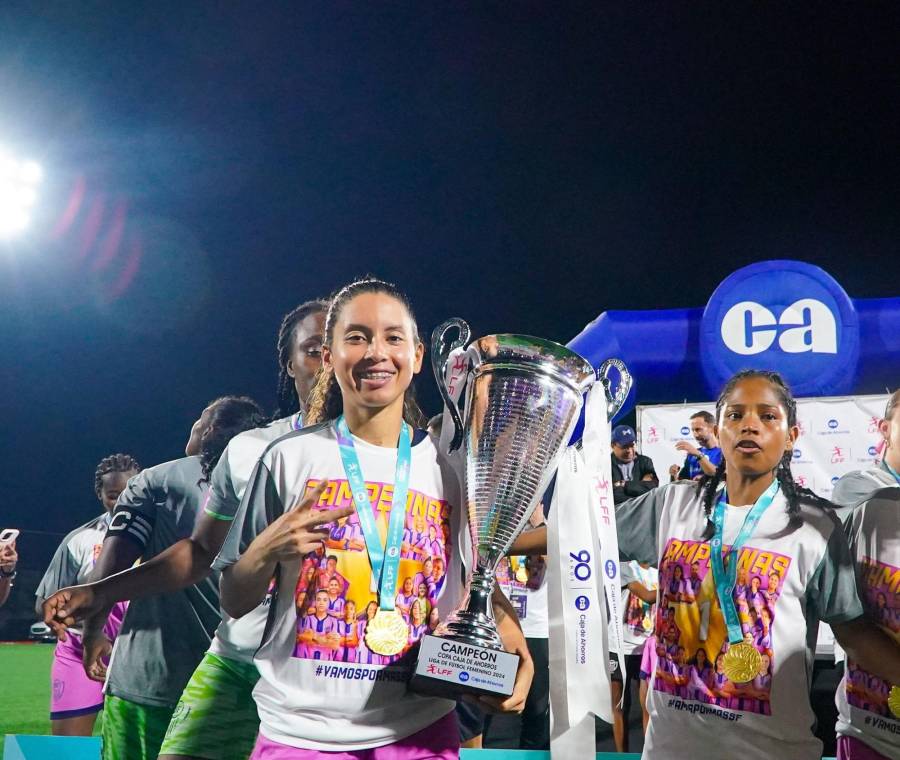 La futbolista Schiandra González celebrando el título de la LFF.