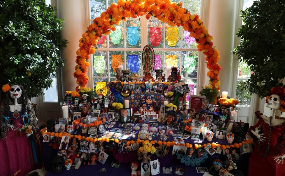 Tanto empleados del edificio como invitados pasaron por la ofrenda a lo largo del día para depositar fotografías de sus seres queridos fallecidos.