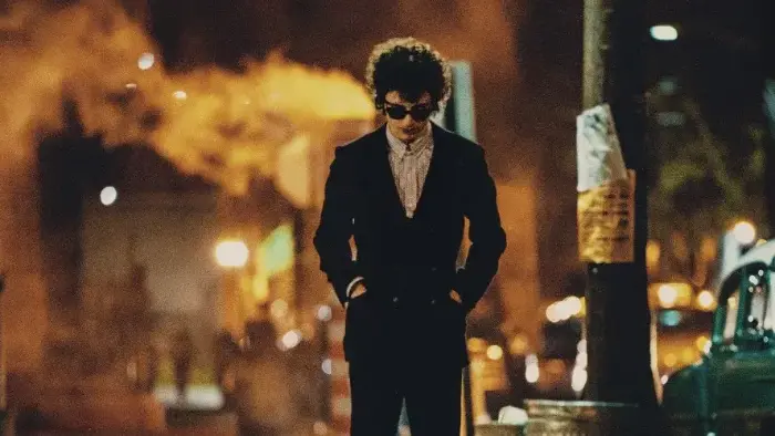 Con un estilo icónico, Chalamet encarna a un joven Bob Dylan en su primer biopic.